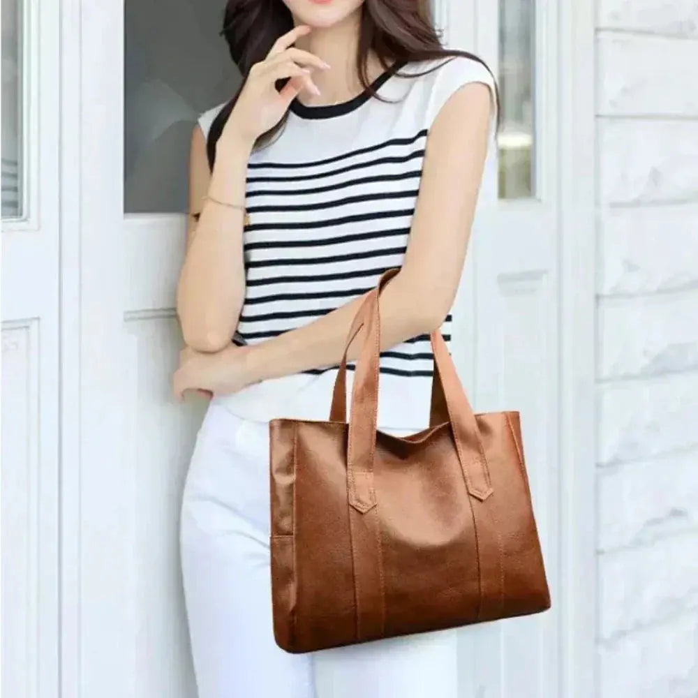 Sac à main minimaliste et élégant de Danoir Paris, en cuir marron, avec finition sophistiquée et design épuré.
