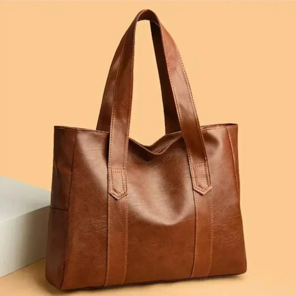 Sac à main minimaliste et élégant de Danoir Paris, en marron, avec design épuré et finition sophistiquée.