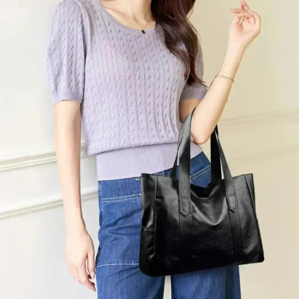 Sac à main minimaliste et élégant de Danoir Paris, en marron, avec design épuré et finition sophistiquée.