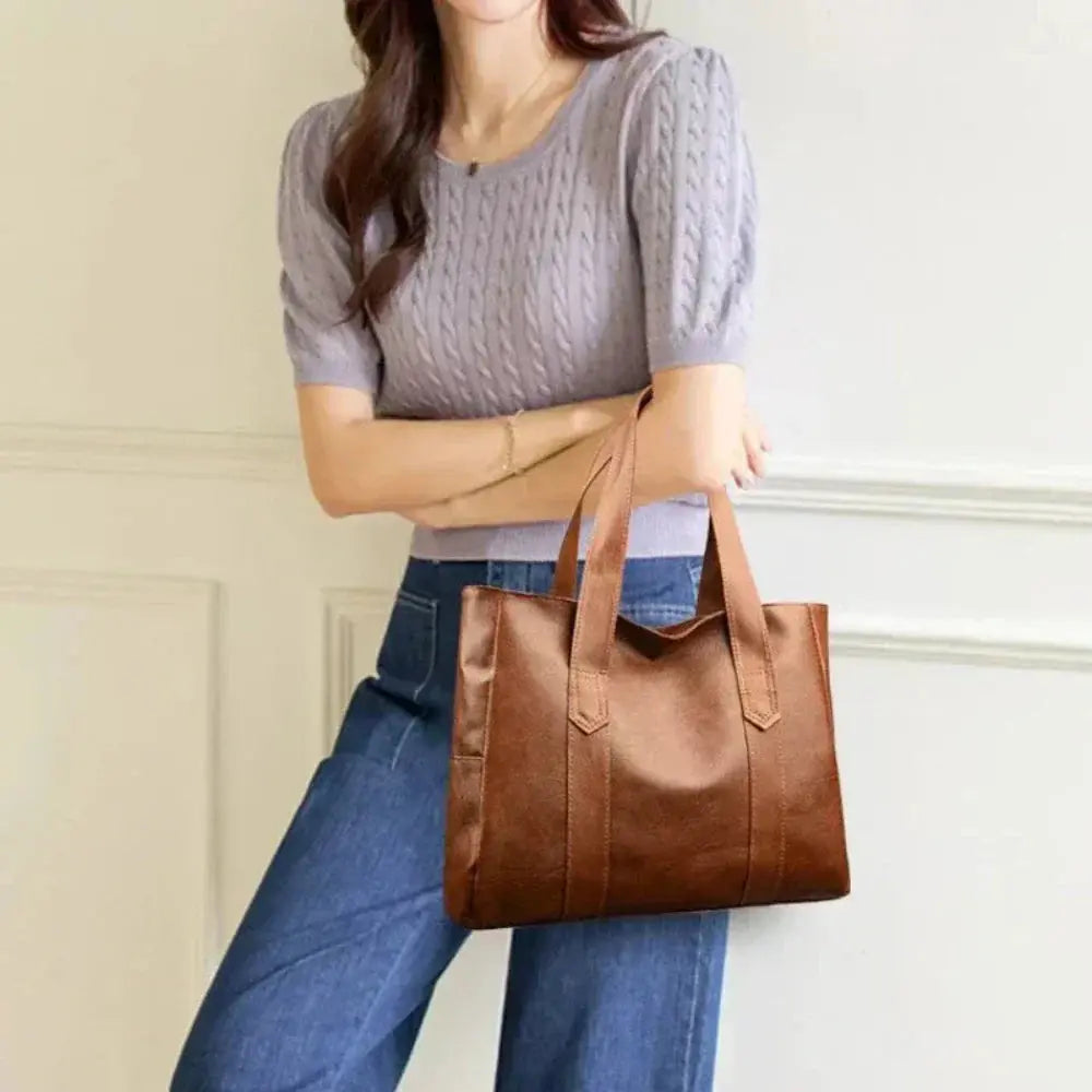 Sac à main minimaliste élégant Danoir Paris en cuir marron, design sophistiqué et épuré, idéal pour un style chic et moderne.