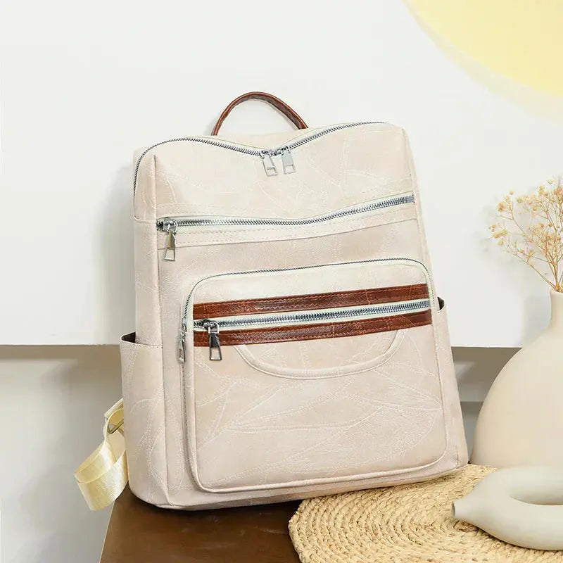 Sac à dos Marguerite Danoir Paris en cuir marron avec détails élégants, style chic et sophistiqué pour femmes.