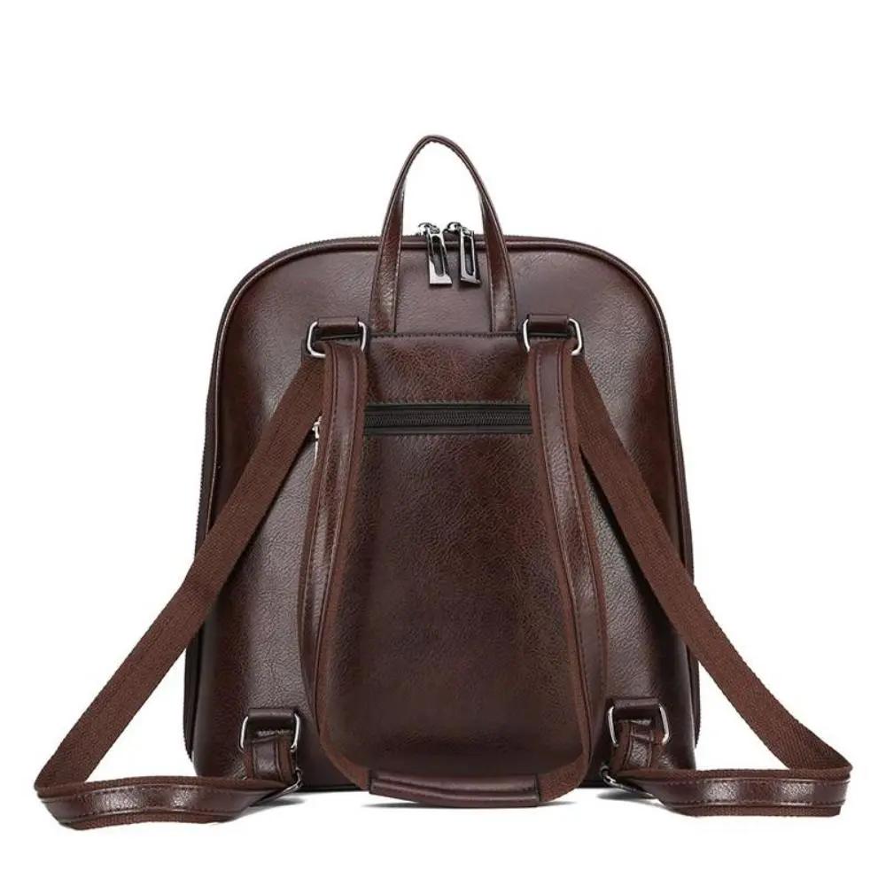Sac à deux zips Naomi de Danoir Paris, sac à main marron au design intemporel et élégant, en cuir avec poignées courtes.