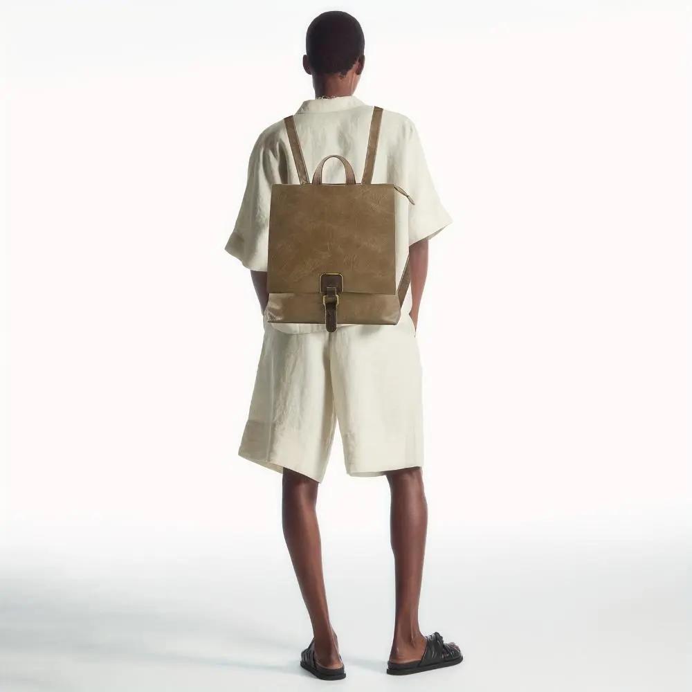 Sac à dos Danoir Paris Nina en cuir marron, style vintage, avec poches et bretelles ajustables pour un look élégant et pratique.