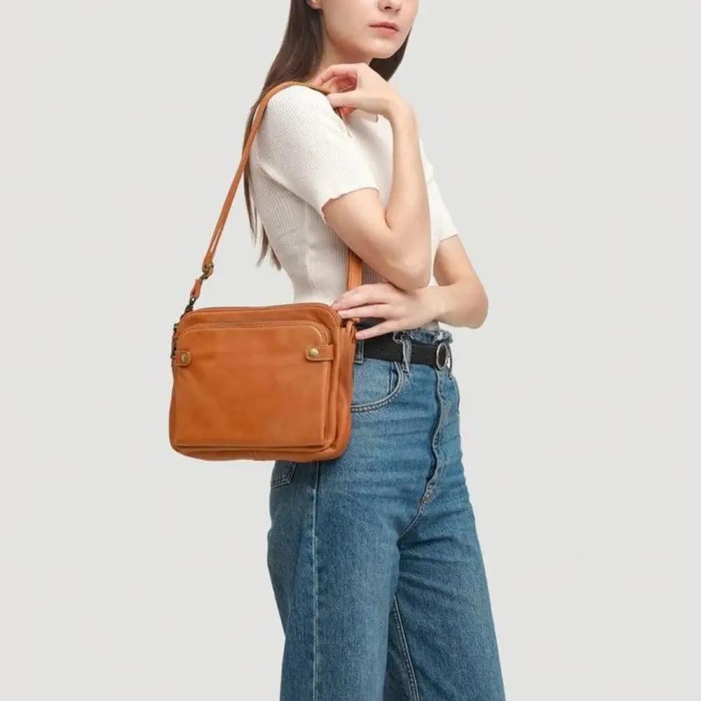Chaussures Celia Danoir Paris en marron orange, élégance intemporelle avec design sophistiqué et finition soignée.