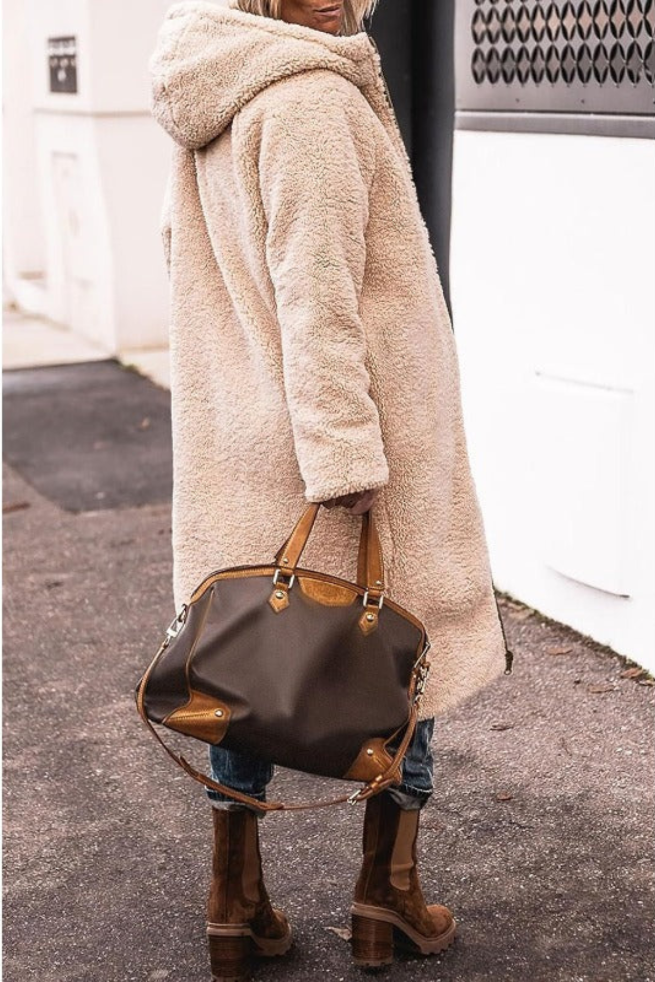 Manteau réversible élégant Anny de Danoir Paris en marron, avec design sophistiqué et tissu chaud.