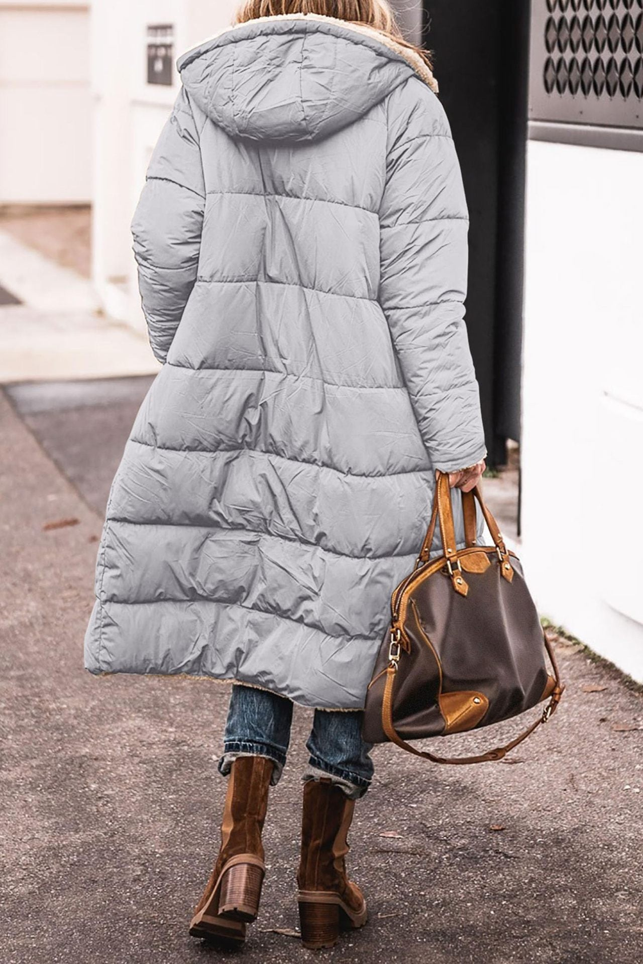 Manteau réversible élégant Anny de Danoir Paris en marron, avec détails sophistiqués, porté dans une image de mode.