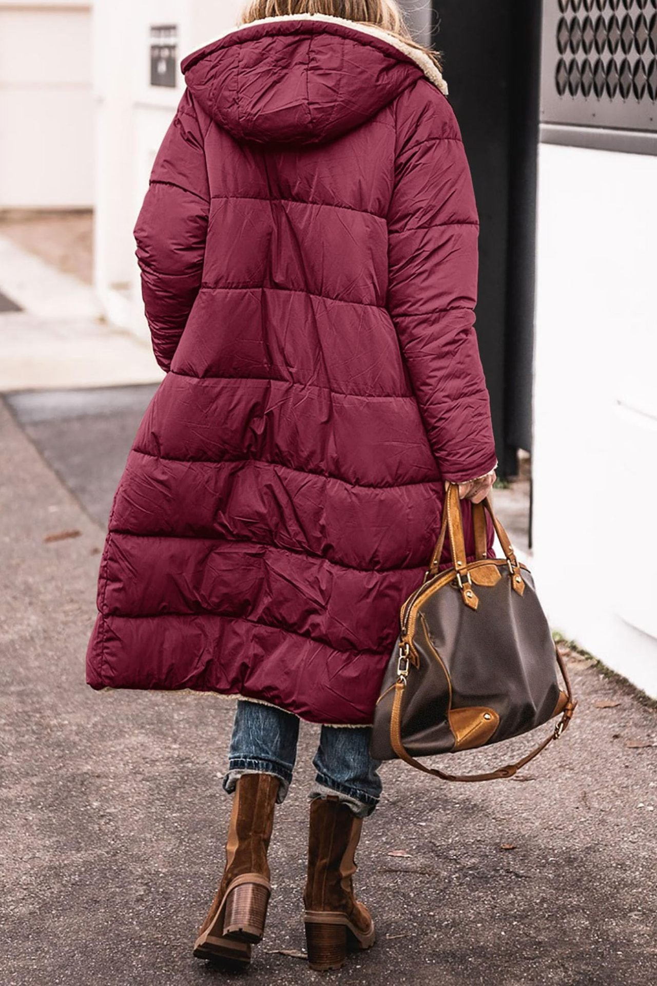 Manteau réversible élégant Anny de Danoir Paris en marron, visible avec détails de finition et tissu chic
