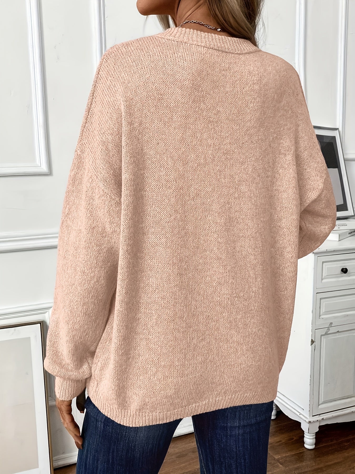 Pull décontracté élégant Azariah de Danoir Paris en marron, avec un style chic et confortable, visible sur le mannequin.