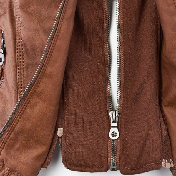 Veste confortable Charlotte Danoir Paris en marron, tissu doux, coupe élégante, idéale pour le confort quotidien.