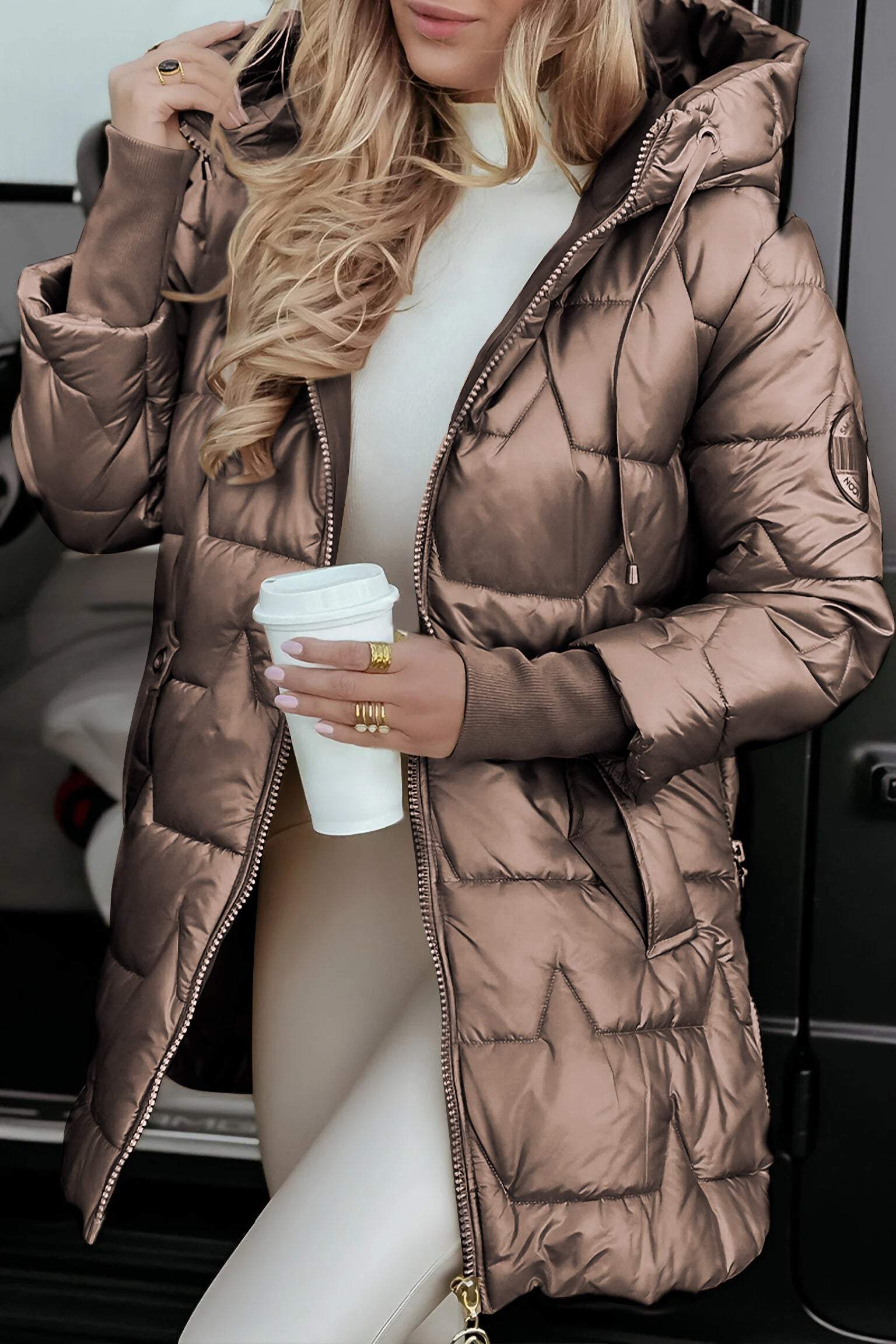 Manteau femme marron avec capuche de la marque Danoir Paris, veste élégante et chaude pour l'hiver.