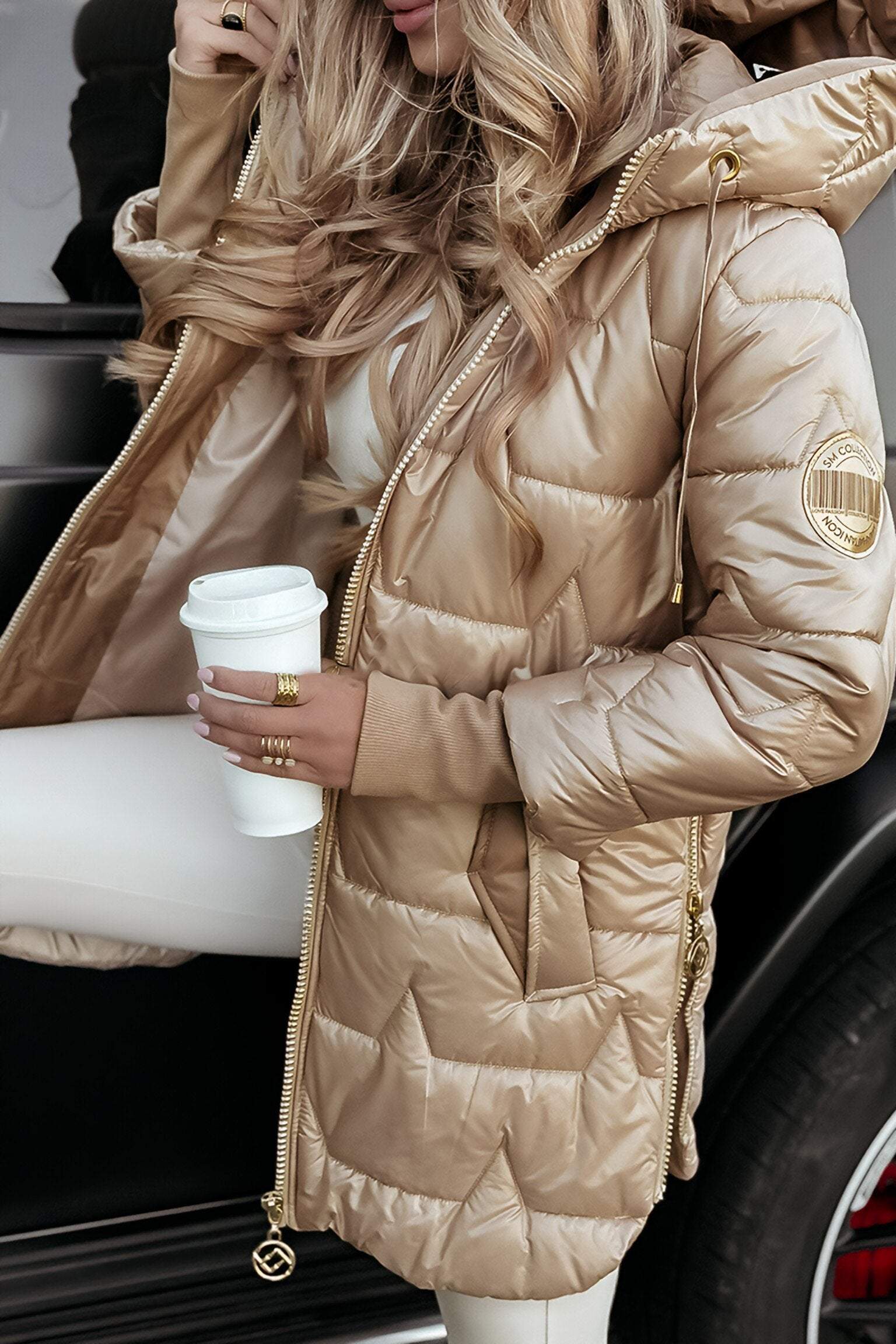 Manteau femme à capuche Danoir Paris en marron, style élégant et chaud, idéal pour l'hiver, visible avec capuche et fermeture.