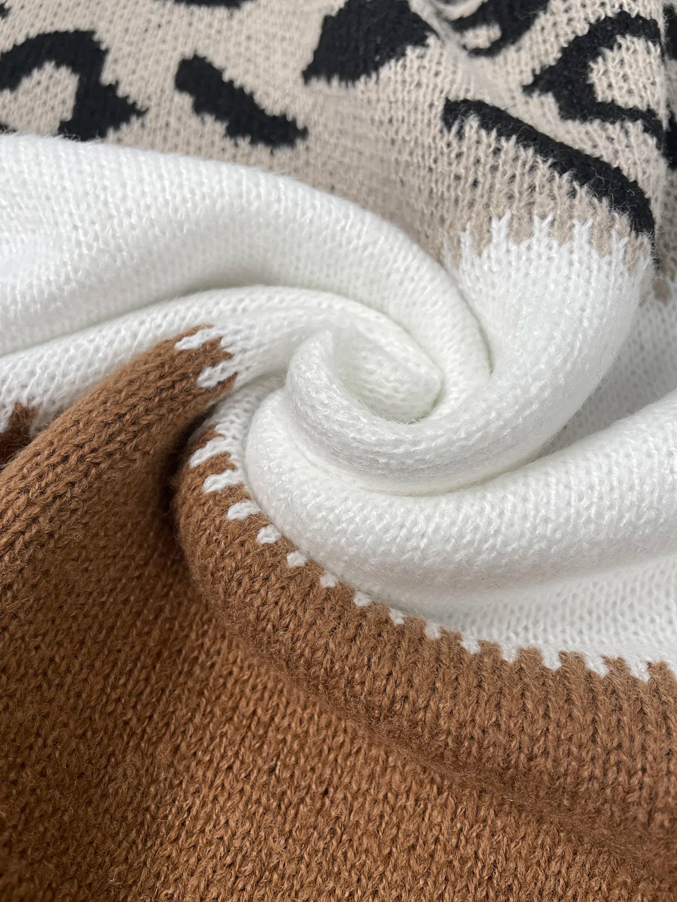 Pull Léopard audacieux Danoir Paris, en maille marron avec motif léopard, porté sur un mannequin.