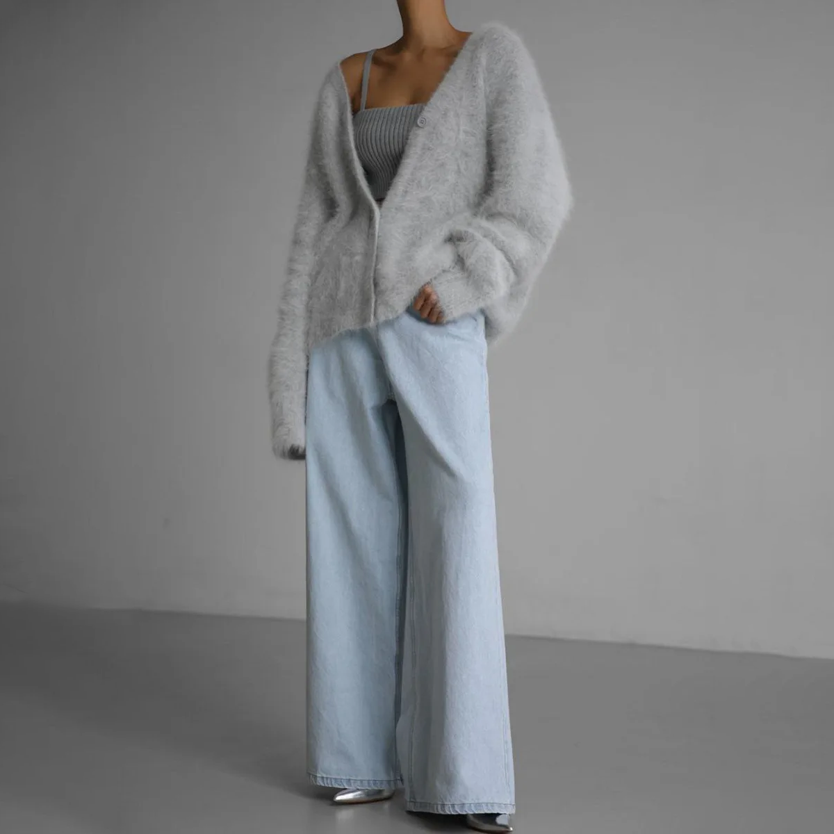 Cardigan en cachemire marron Luna de Danoir Paris, élégant et doux, porté sur un modèle.