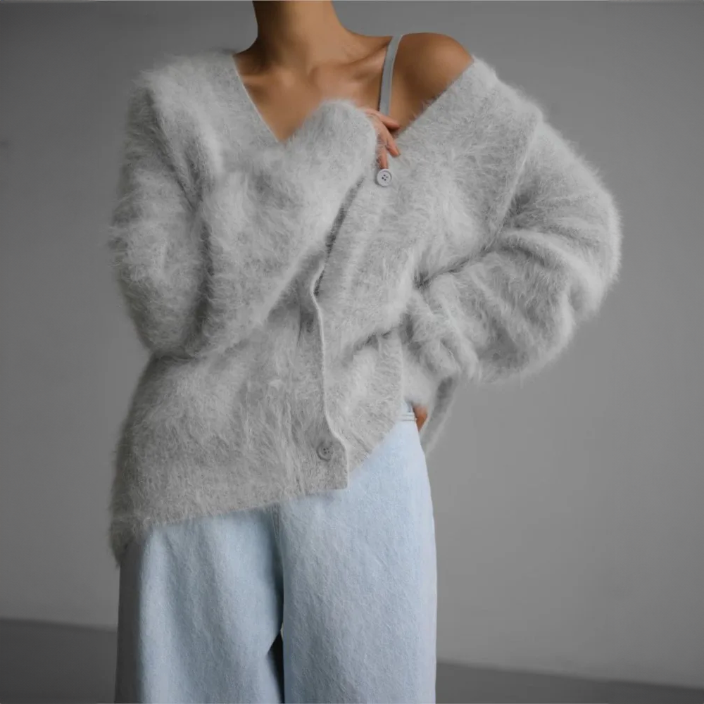 Cardigan en cachemire marron Luna de Danoir Paris, élégant et doux, porté par un mannequin.