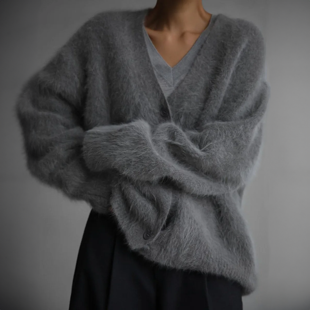 Cardigan en cachemire marron Luna de Danoir Paris, élégant et doux, porté sur un fond neutre.