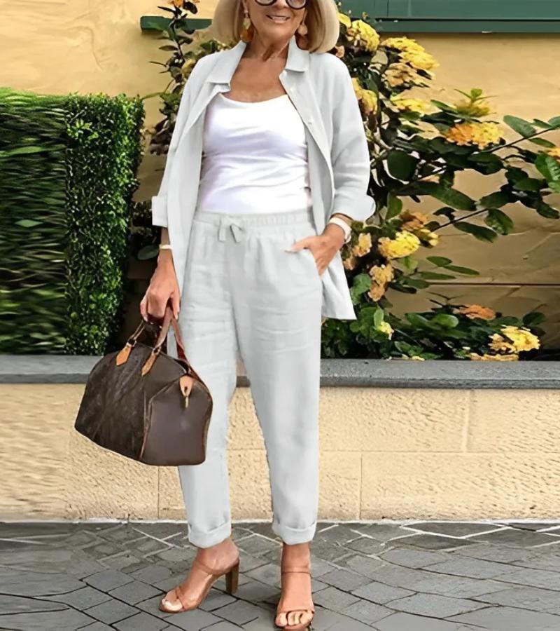Ensemble chemise et pantalons Danoir Paris Martina en lin et coton marron, vue de face sur fond neutre.