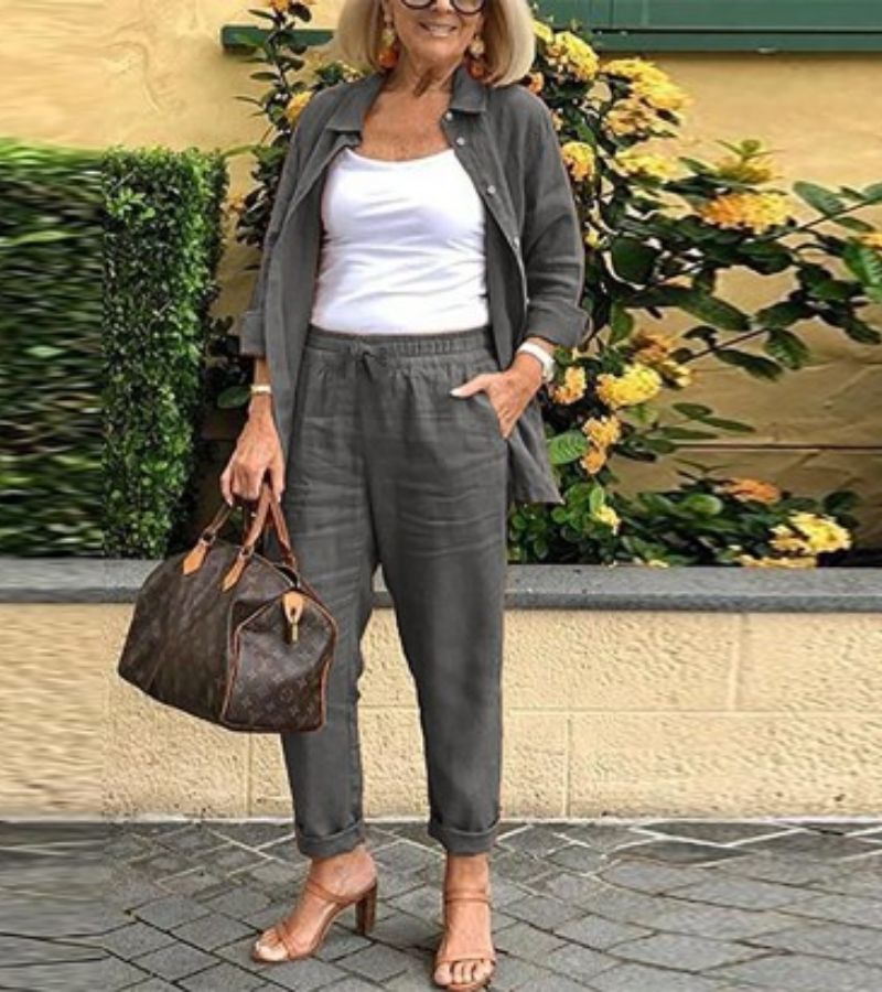 Ensemble Martina Danoir Paris en lin et coton, chemise et pantalons marron, porté sur mannequin.