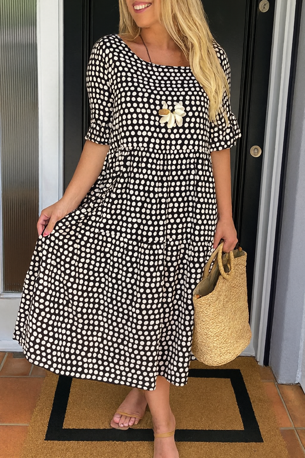 Robe midi fluide élégante Noémie™ de Danoir Paris, couleur marron, portée naturelle, tissu léger et sophistiqué