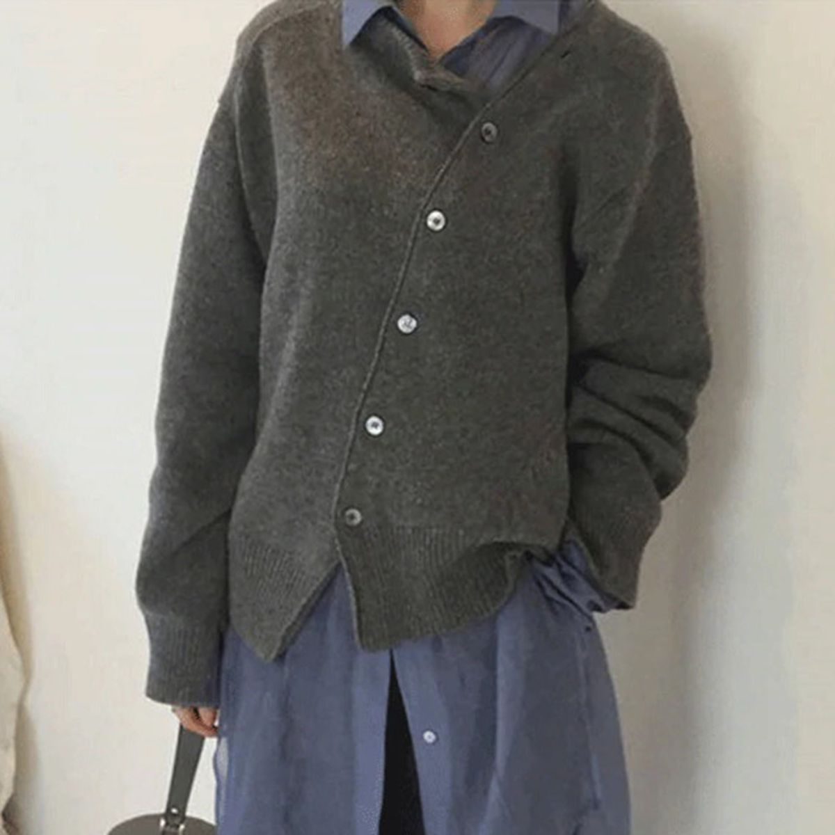 Pull douillet et tendance Regina en marron de Danoir Paris, texture douce et style moderne visible sur l'image.