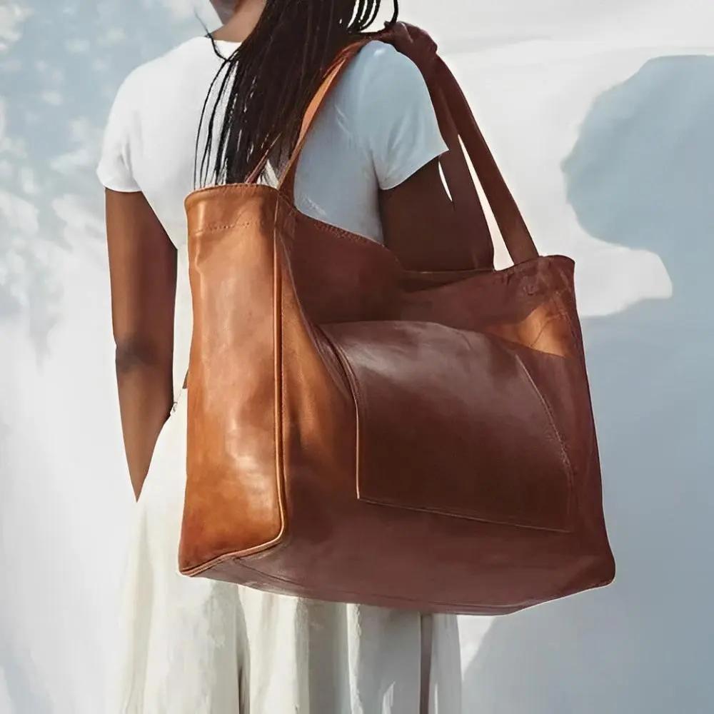 Sac à bandoulière rétro-chic Seraphina de Danoir Paris en cuir marron, avec détails élégants et style vintage.