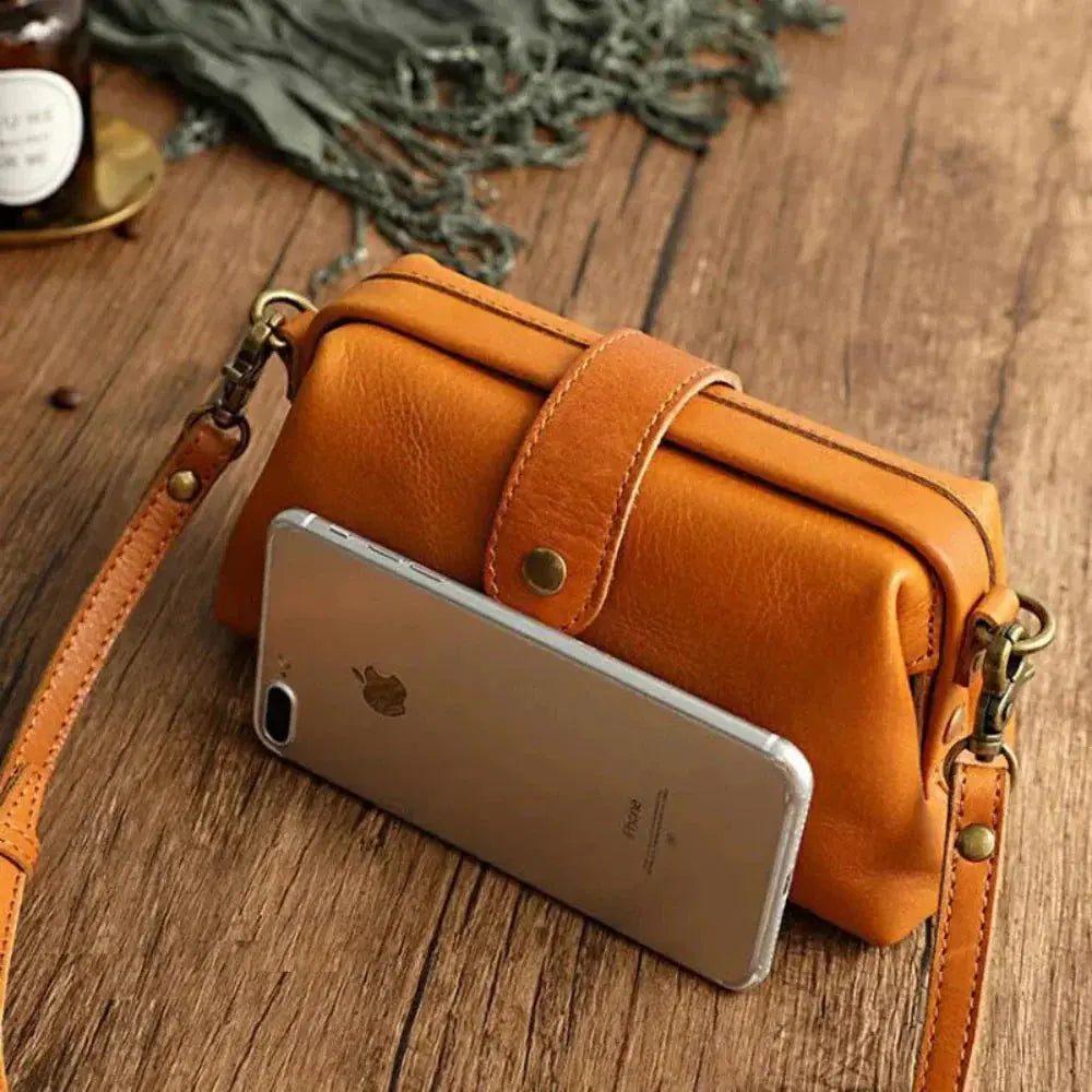 Sac à main pour femmes Velissa de Danoir Paris en matériau de haute qualité, élégant et durable, couleur marron.
