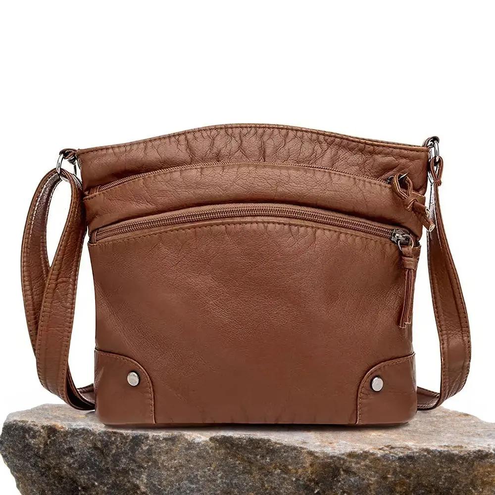 Portefeuille marron Danoir Paris Zoe avec un charmé intemporel, en cuir élégant et compact, posé sur une surface neutre.