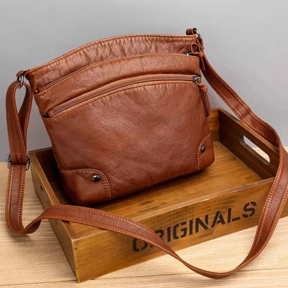 Portefeuille marron Danoir Paris Zoe avec un charmé intemporel en cuir élégant, visible avec détails et fermeture.