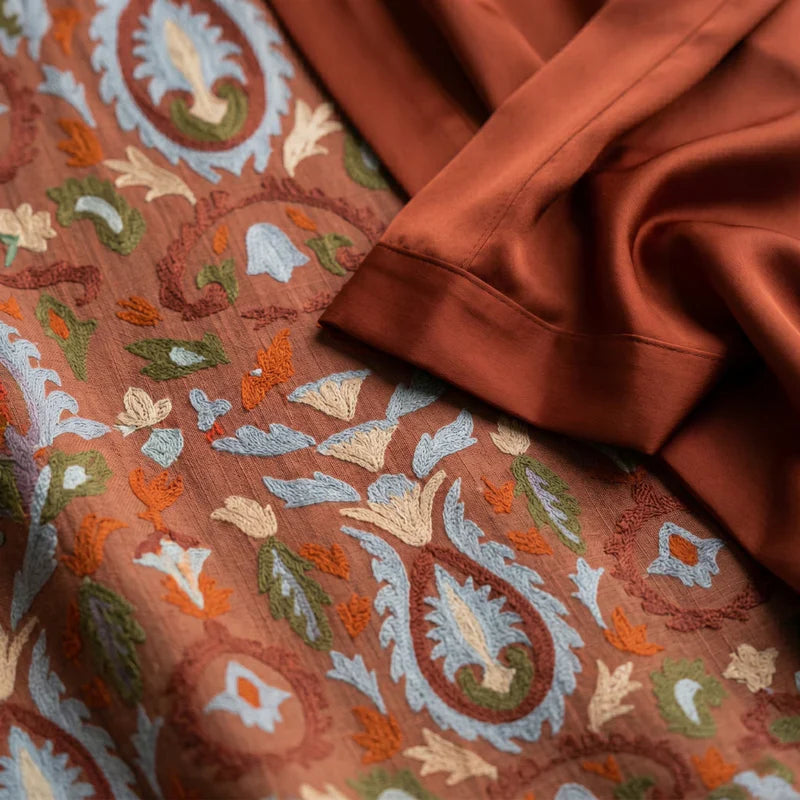 Robe longue imprimée Daniela avec gilet coordonné de Danoir Paris, tissu marron et motifs floraux élégants.