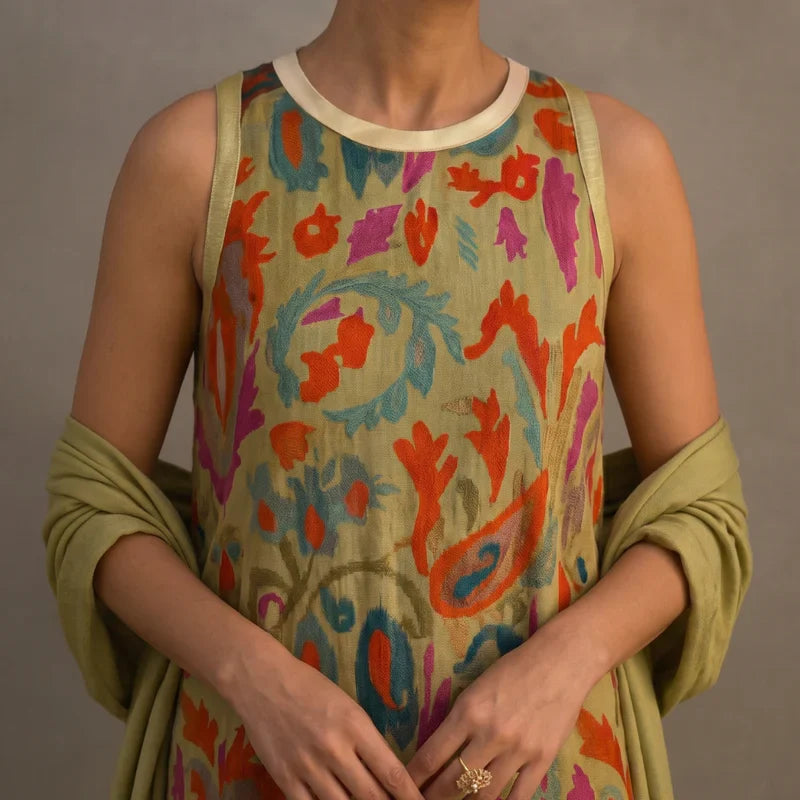Robe longue imprimée Daniela de Danoir Paris avec gilet coordonné, tissu marron et style élégant.