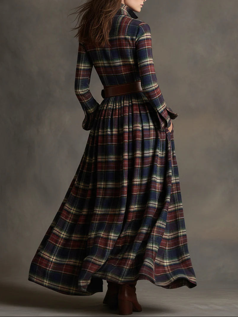 Robe maxi à carreaux rétro Giovanna par Danoir Paris, en tissu bleu et rouge avec taille cintrée, vue de face.