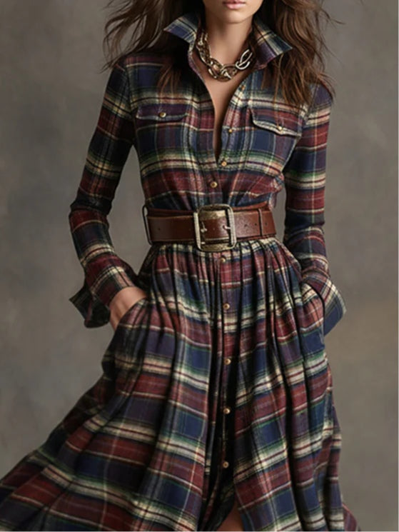 Robe maxi à carreaux rétro Danoir Paris, cintrée à la taille, en tissu bleu et rouge, style vintage élégant.