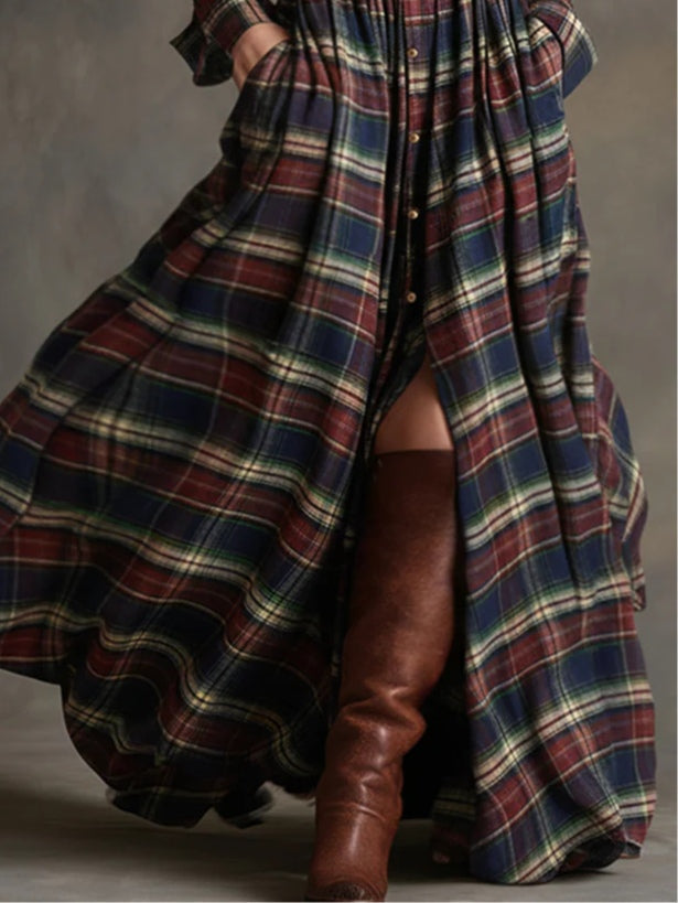 Robe maxi à carreaux rétro Danoir Paris, modèle Giovanna, avec ceinture, en tissu bleu et rouge.