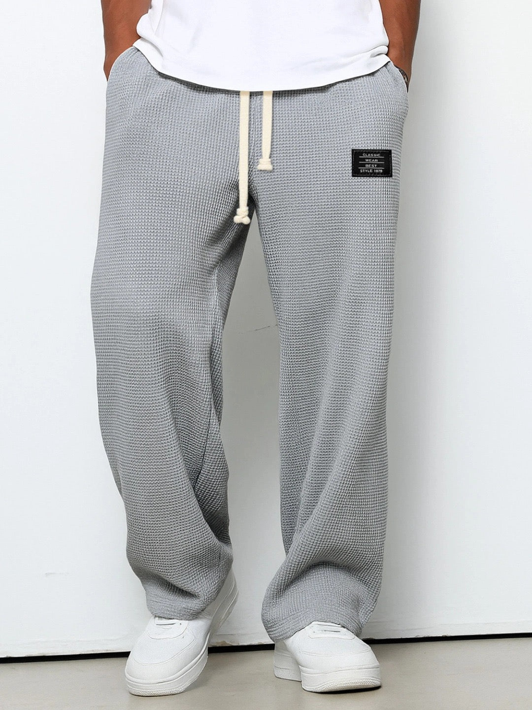 Pantalons pour hommes Danoir Paris, coupe confortable, en tissu bleu ciel, détails de la taille et des poches visibles.