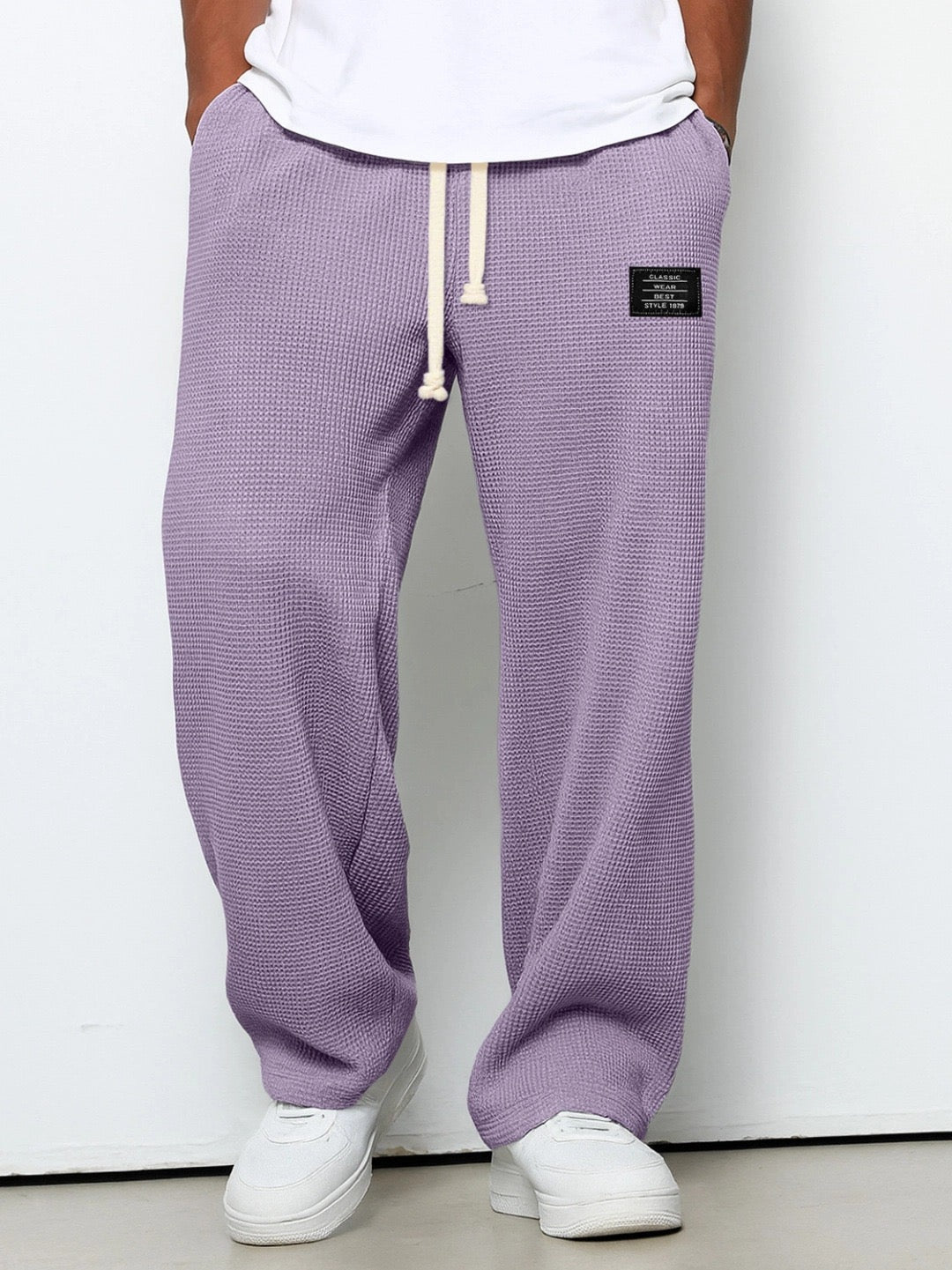 Pantalons pour hommes Danoir Paris Leblanc, coupe confortable, en tissu bleu ciel, portée décontractée, style moderne.
