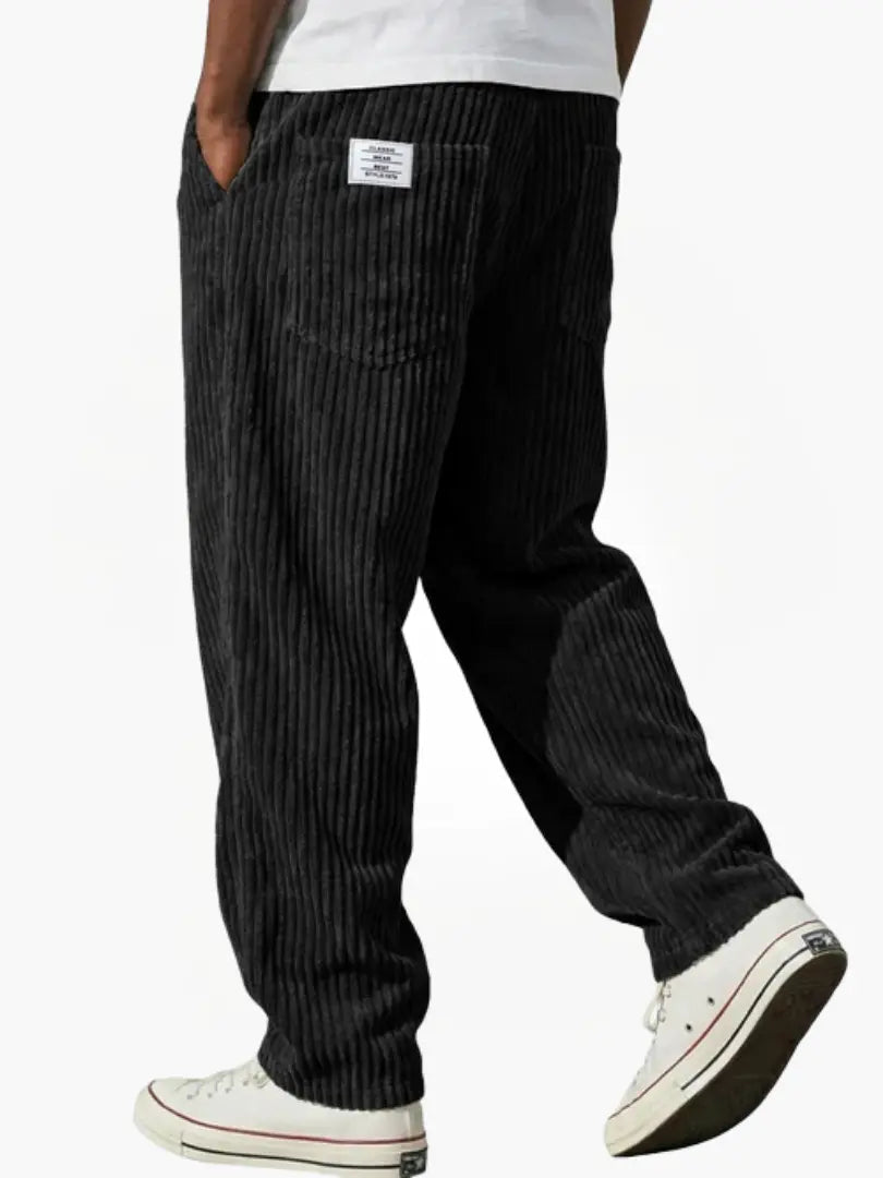 Pantalon en velours côtelé gris pour hommes Danoir Paris, style confortable et élégant, porté sur un mannequin.