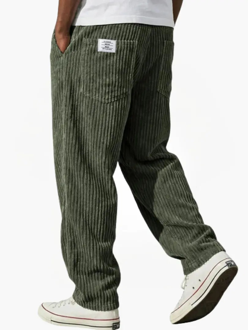 Pantalon en velours côtelé gris pour hommes Leblanc™ de Danoir Paris, détail des textures et de la coupe.