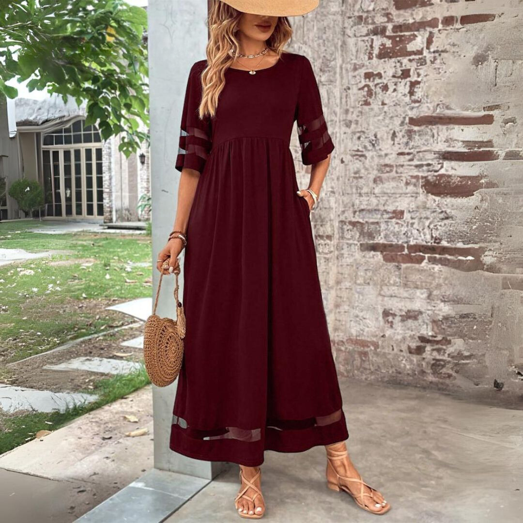 Robe midi noire Danoir Paris Cerelia, ajustée et flatteuse, conçue pour lisser le ventre, portée avec détails visibles.