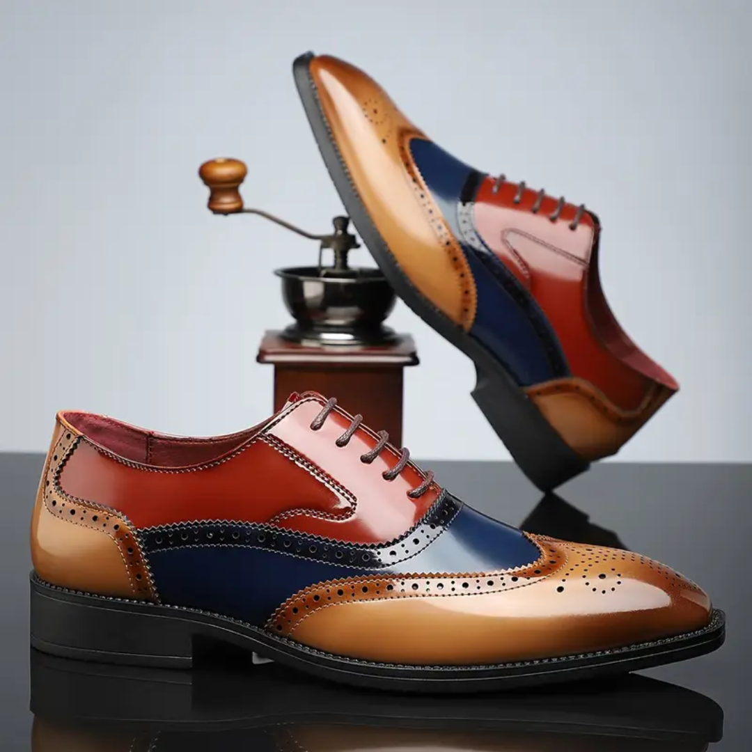 Chaussures brogues Wingtip vintage Danoir Paris pour homme, finition en cuir marron avec détails classiques.