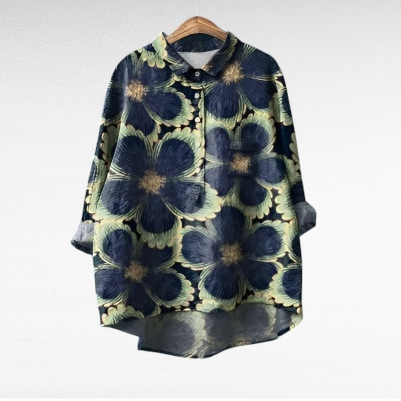 Blouse d'été en lin Camille de Danoir Paris, élégante, légère, avec motifs floraux, portée avec manches courtes et col en V.