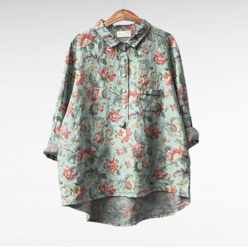 Blouse d'été en lin Claire de Danoir Paris, élégante, légère et à motif floral blanc et beige, portée sur mannequin.