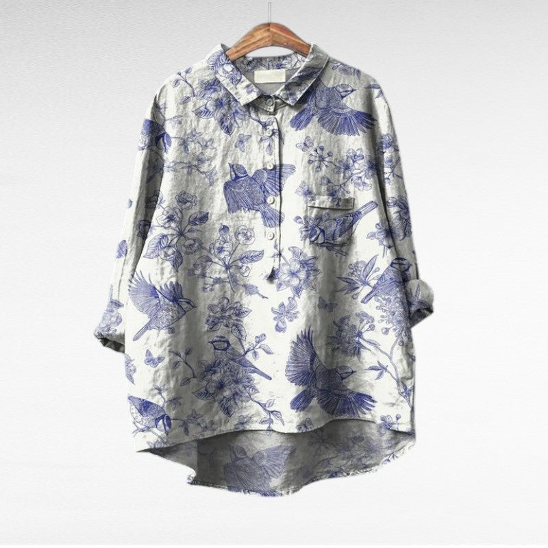 Blouse d'été en lin Claire de Danoir Paris, élégante, légère, avec motif floral, portée avec manches courtes et col en V.