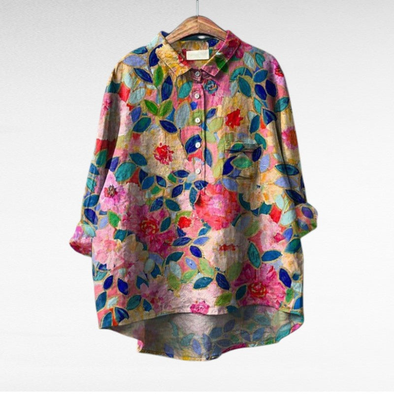 Blouse d'été en lin Claire de Danoir Paris, élégante, légère, avec un motif floral, portée sur un fond blanc.