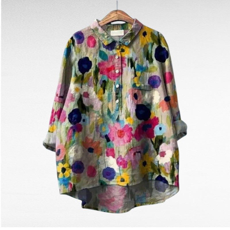 Blouse d'été en lin Claire de Danoir Paris, élégante avec motif léger, portée ouverte avec col en V et manches courtes.