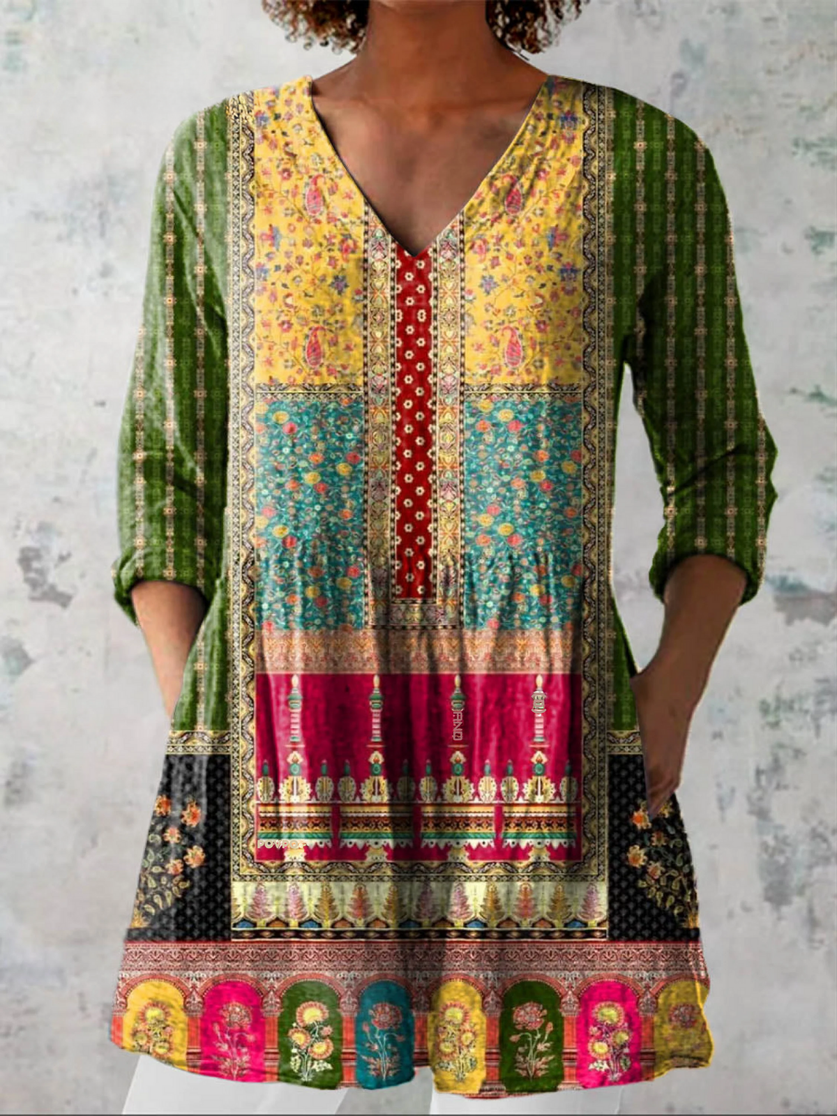 Blouse longue multicolore Danoir Paris Emilie avec col en V, vêtement féminin élégant et fluide, porté décontracté.