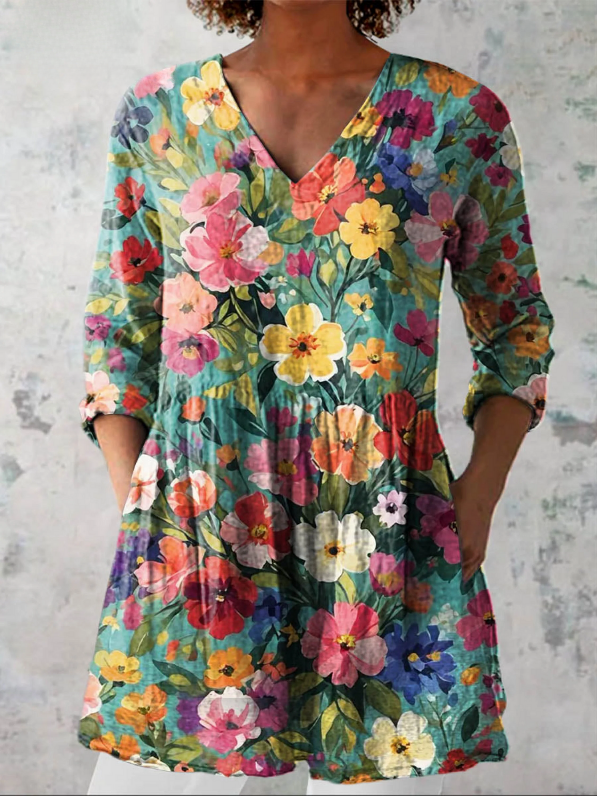 Blouse longue multicolore Nora de Danoir Paris avec col en V, vêtement élégant et décontracté pour femmes.