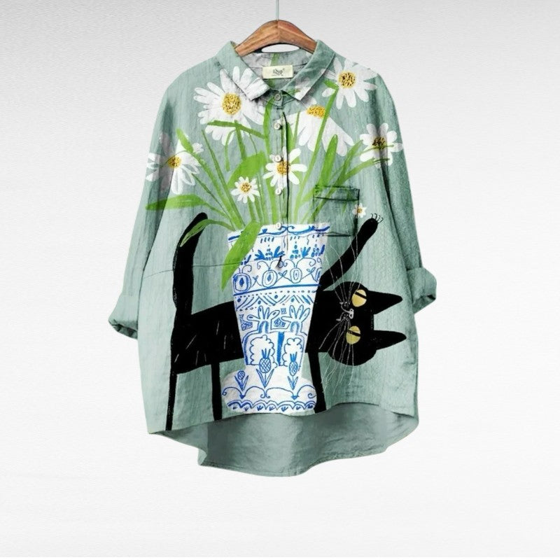 Blouse d'été élégante en lin Alice de Danoir Paris, motif multicolore, légère et confortable, portée avec style.