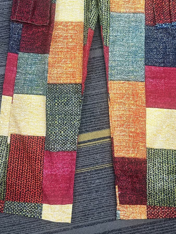 Pantalon cargo homme Danoir Paris à patchwork multicolore, style décontracté et moderne, en tissu léger.