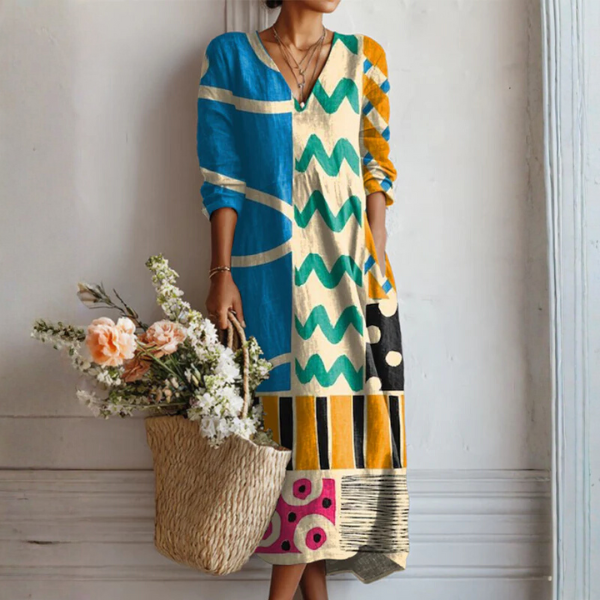 Robe décontractée multicolore Harper™ de Danoir Paris, portée, en tissu léger, style confortable et moderne.