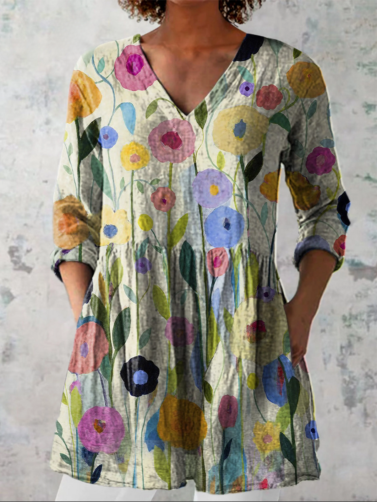 Blouse longue multicolore Danoir Paris Louise avec col en V, tissu fluide et manches longues élégantes.