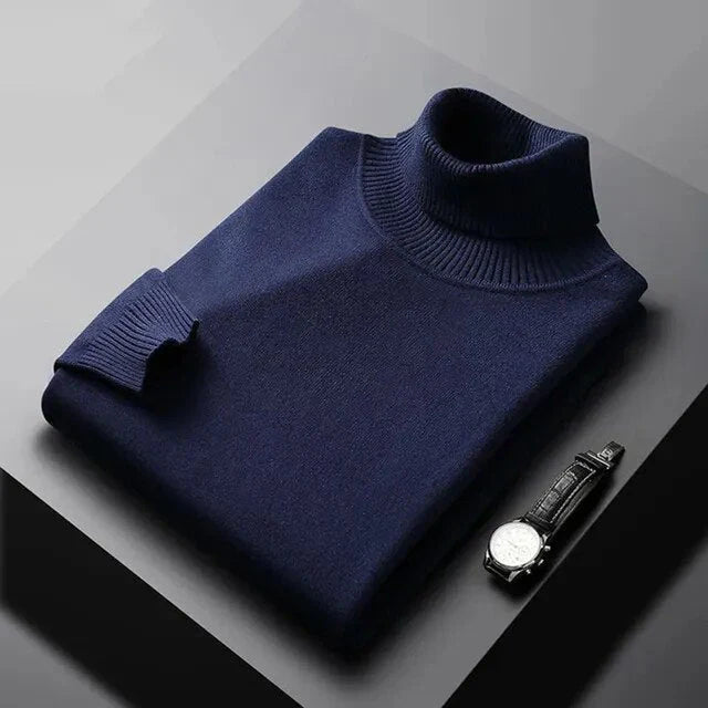 Pull en cachemire Monte Carlo de Danoir Paris en bleu marine, col roulé élégant et doux, pour un style sophistiqué et confortable.